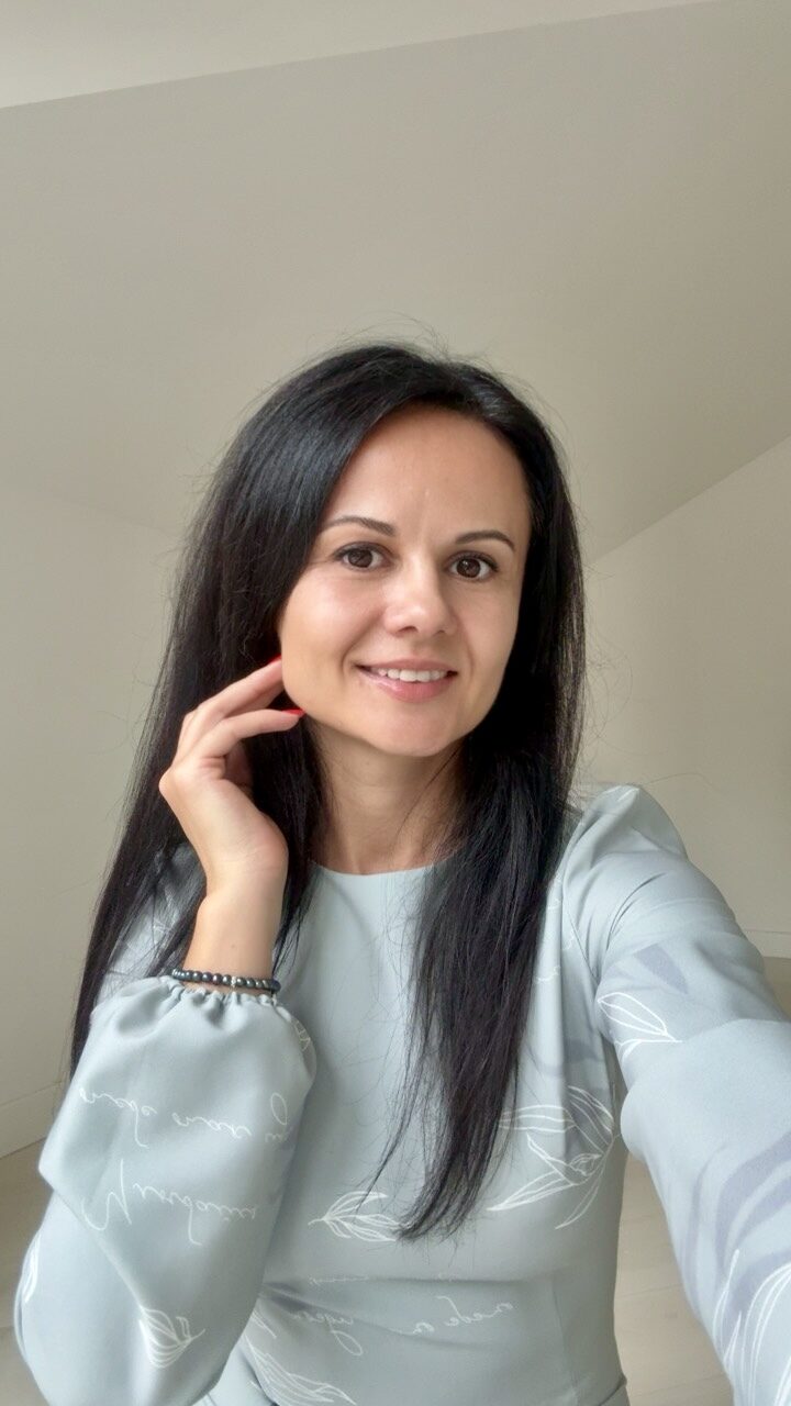 Галина Воробйова на тлі смарагдової стіни